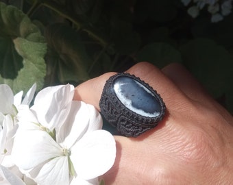 Anillo de macrame con opalo dendrita, anillo unisex con merlinita, anillo blanco y negro piedra chamanica, anillo yin yang