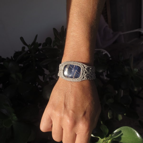 Brazalete unisex con sodalita, pulsera celta con sodalita, pulsera de macrame con piedra chakra