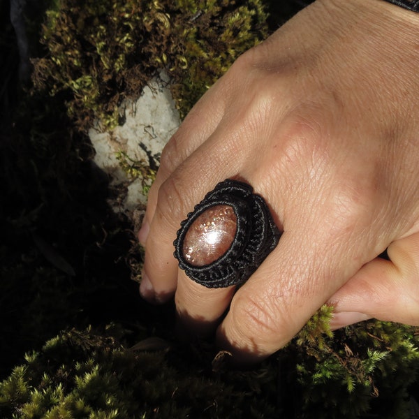 Piedra sol en anillo de macrame negro,anillo de autoestima,anillo amuleto con gema espiritual, anillo exclusivo chakra hecho a mano,