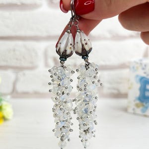 Örhängen med ädelstenskluster Örhängen med månstenskristaller Örhängen med opalbröllop Örhängen med vita tulpaner Örhängen med vita stenar Örhängen med pärlor