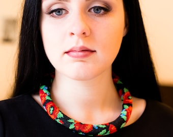 Collana con perline floreali rosse, gioielli etnici ucraini da donna, collana all'uncinetto con perline, girocollo boho audace con perline, regalo di gioielli ucraini