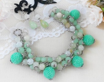 Smycken med gröna onyx i ädelsten, armband med onyx i kluster, örhängen i mintgröna pärlor och armband, hängande örhängen