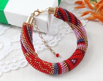 Bracciale patchwork di perline rosse da donna, regalo di compleanno per donna, bracciale geometrico di perline, bracciale vistoso, gioielli in corda di perline all'uncinetto