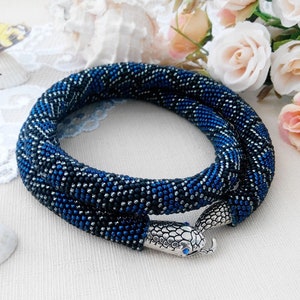 Collar llamativo de serpiente azul para mujer, gargantilla de ganchillo con cuentas de semillas de serpiente, joyería gótica de boda para brujas, regalo de abalorios de ouroboros