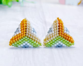 Pendientes triangulares con cuentas de semillas, pendientes de botón con cuentas para mujer, delicados pendientes de cuentas verdes y naranjas, pendientes geométricos minimalistas, regalo para niña