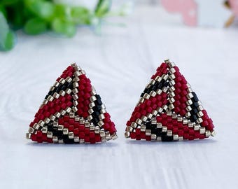 Boucles d'oreilles triangle rouge noir, boucles d'oreilles géométriques en or rouge, boucles d'oreilles minimalistes pour femmes, clous hypoallergéniques légers