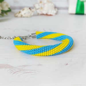 Ukrainas flaggarmband Gult blått armband Ukrainska patriotiska smycken Virkat reparmband med seed beads Ukraina smycken Gåva till vän