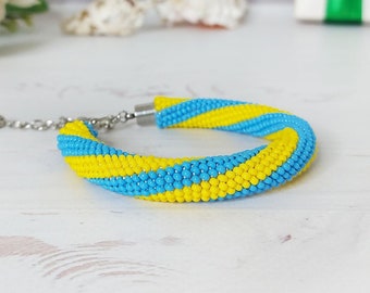 Braccialetto con la bandiera ucraina, braccialetto giallo e blu, gioielli patriottici ucraini, braccialetto a corda all'uncinetto con perline, gioielli ucraini, regalo per un amico