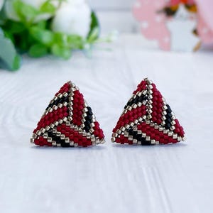 Pendientes triangulares rojos y negros con cuentas de semillas, pendientes geométricos rojos y dorados, pendientes minimalistas de cuentas para mujer, pendientes de botón ligeros e hipoalergénicos.