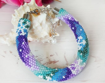Bracelet de perles de flocons de neige d'hiver Bracelet au crochet de perles de rocaille ombrées Bracelet de perles de déclaration, cadeau d'anniversaire pour femmes, bracelet en corde colorée