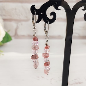 Erdbeer Quarz Ohrringe, Perlen lange Ohrringe, Cluster Kristalle Ohrringe, Edelstein Schmuck, Stacked Ohrringe, Pinke Tropfen Ohrringe