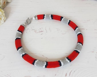 Collar gótico de serpiente de coral, collar rojo de serpiente de leche para hombre, collar de cuentas de semillas para hombre, regalo de cumpleaños para papá, joyería Ouroboros con cuentas para él