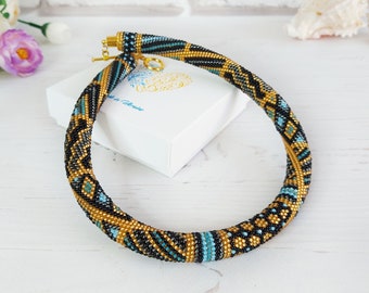 Geometrische Patchwork-Halskette aus Perlen, gehäkelt, Damen-Halskette im Gothic-Hexenstil, Geschenk für die Ehefrau, Statement-Halskette mit schwarzer und goldener Perlenstickerei, Perlenchoker