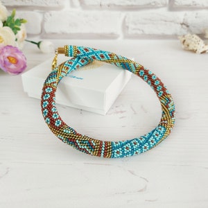 Collar de ganchillo con cuentas de semillas doradas y menta azul. Collar grueso de cuerda con cuentas. Regalo de cumpleaños para mujer. Joyería bohemia de patchwork. Gargantilla moderna con cuentas.