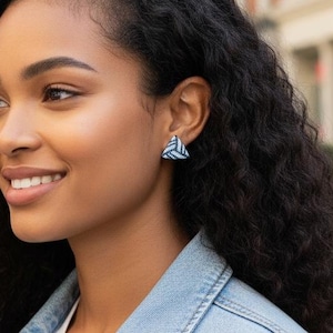 Dreieck schwarz weiß Ohrringe Kleine monochrome geometrische Ohrringe Frauen Geschenk Minimalist perlen ohrringe Dreieckige handgemachte perlen ohrstecker