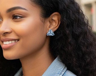 Triangelformade svartvita örhängen Små monokroma geometriska örhängen Kvinnlig present Minimalistiska pärlörhängen Triangulära handgjorda pärlbroderiörhängen