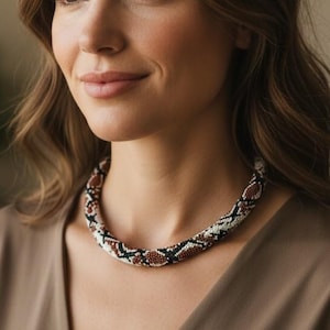 Collar de cuentas de serpiente, gargantilla de crochet con cuentas de pitón marrón, collar de serpiente llamativo, collar africano con cuentas, collar gótico con cuentas