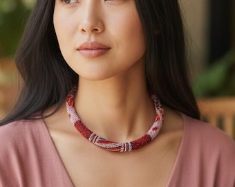 Geometriskt rött pärlhalsband Rött silver virkat halsband med seed beads Boho pärlbroderi repchoker Födelsedagspresent till mamma Trendiga grova smycken