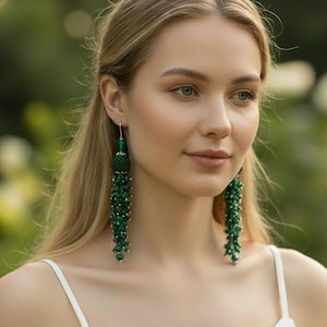 Orecchini a lampadario in malachite Orecchini a grappolo con gemme verde smeraldo Regalo di compleanno per donna Orecchini pendenti lunghi con cristalli Gioielli a filo