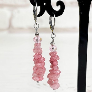 Puede incluir: Un letrero de madera rústico con el texto "Welcome to our home" en un estilo manuscrito. El letrero presenta un acabado envejecido y un diseño sencillo y acogedor, perfecto para un porche o entrada.