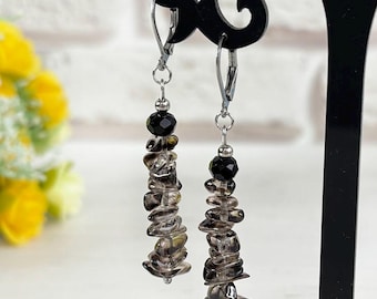 Örhängen med rökkvarts, gotiska pärlörhängen, svarta grå kristallörhängen, långa dingelörhängen, häxiga trådörhängen, gåva