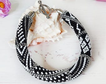 Geometriskt pärlarmband för kvinnor, Virkade smycken med fröpärlor, Svartvitt armband med pärlerep, Grovt monokromt armband i present, Lapptäcke