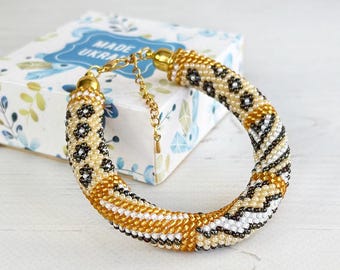 Pulsera de crochet con cuentas de semillas de oro beige Pulsera geométrica de patchwork Pulsera única hecha a mano con cuerda de cuentas Joyería llamativa con cuentas