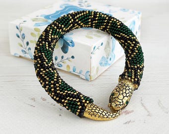 Bracciale a serpente in oro verde Gioielli all'uncinetto con perline Bracciale a serpente da strega Gioielli gotici Ouroboros Bracciale africano Bracciale rigido a serpente con perline