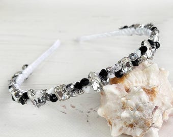 黒いクリスタルのウェディングクラウン、きらめくラインストーンのヘッドバンドの花嫁、黒と白のビーズのティアラクラウン、ゴシックウェディングヘアアクセサリーのブライズメイド