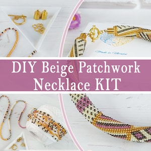 Peut inclure: Kit de collier en patchwork beige à faire soi-même avec des perles, des fermoirs et des instructions. Le collier est fait de perles beige, blanches, noires et roses.
