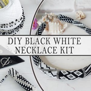 Può includere: Kit fai da te per collana in bianco e nero. L'immagine mostra una collana di perline parzialmente completata con un motivo in bianco e nero. Il kit include perline, filo e chiusure. Il testo "DIY BLACK WHITE NECKLACE KIT" è visualizzato.