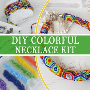 Puede incluir: Un kit de collar DIY colorido que incluye una colección de pequeñas cuentas de vidrio multicolor, un carrete de hilo blanco, cierres de palanca de metal y un collar tubular de cuentas terminado con un patrón geométrico en rojo, naranja, amarillo, verde, azul y morado.