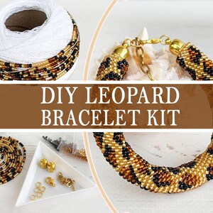 Può includere: Un kit braccialetto leopardato fai-da-te con un braccialetto finito, perline, chiusure e filo. Il braccialetto presenta un design con stampa leopardata oro, marrone e nero. Il kit include il testo "DIY LEOPARD BRACELET KIT".