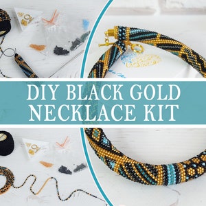 Peut inclure: Kit de collier DIY noir et or. L'image présente un collier de perles en cours de réalisation, avec des perles noires, dorées et turquoise. Le kit comprend des perles, du fil et d'autres fournitures. Le texte "DIY BLACK GOLD NECKLACE KIT" est affiché.