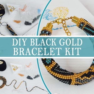 Op de afbeelding: Een DIY zwart-gouden armbandset met een klos zwart garen, kleine zakjes met diverse kralen en een afgewerkte kralenarmband met een goudkleurige karabijnsluiting en verlengketting. De tekst DIY BLACK GOLD BRACELET KIT is zichtbaar.