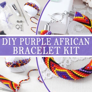 Puede incluir: Un kit de pulsera africana morada DIY que incluye pequeñas cuentas multicolores en morado, naranja, amarillo y negro, un carrete de hilo blanco, un ganchillo de metal, un tubo de adhesivo y cierres de palanca plateados para crear una pulsera.