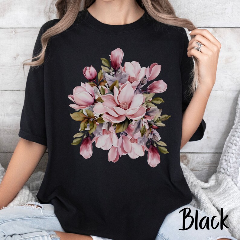 Peut inclure: T-shirt noir avec un imprim&eacute; floral rose de fleurs de magnolia.