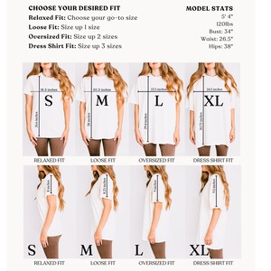 Puede incluir: Una tabla de tallas para una camiseta que muestra los diferentes ajustes disponibles: relajado, holgado, de gran tama&ntilde;o y camisa de vestir. La tabla muestra las medidas en pulgadas para cada talla: S, M, L y XL. La modelo mide 1,63 m y pesa 54 kg. Sus medidas son: busto 86 cm, cintura 67 cm y caderas 97 cm.