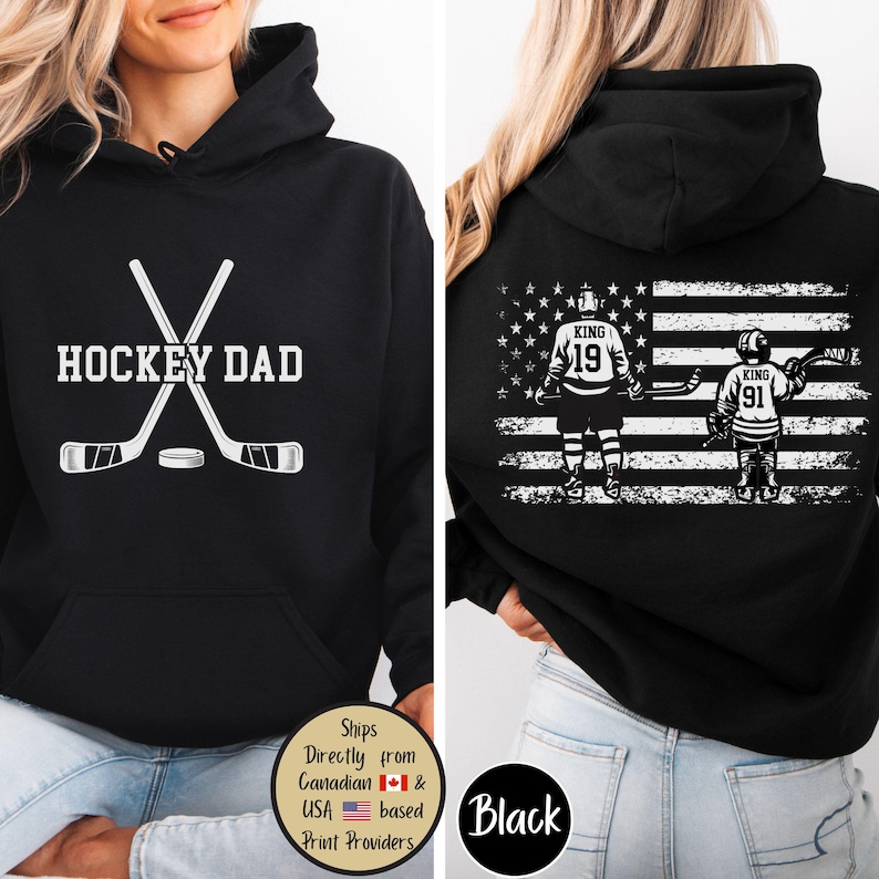 Puede incluir: Sudadera con capucha negra con el texto "HOCKEY DAD" y palos de hockey cruzados y un disco. La parte trasera presenta un dise&ntilde;o de bandera estadounidense con jugadores de hockey y el texto "KING 19" y "KING 91".