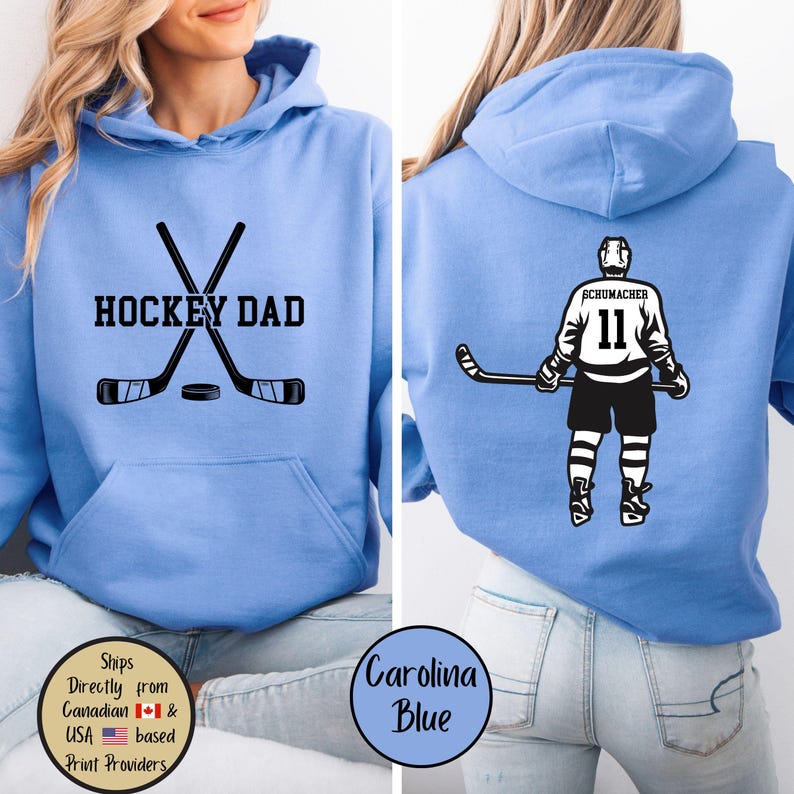 Puede incluir: Sudadera con capucha azul Carolina con "HOCKEY DAD" impreso en la parte delantera, con palos de hockey cruzados y un disco. La parte trasera muestra un gr&aacute;fico de jugador de hockey con el nombre "SCHUMACHER" y el n&uacute;mero "11".