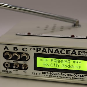 Puede incluir: Un dispositivo blanco con una pantalla digital verde que muestra "*** PANACEA *** Health Goddess" y el texto "C51-P RIFE-SOUND-PHOTON-CONTACT 1~30 mHz Frequency Generator". El dispositivo tiene tres perillas etiquetadas como "A", "B" y "C", y una antena plateada.