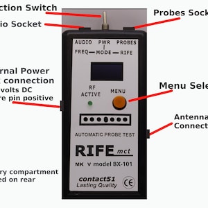 Puede incluir: Un dispositivo electrónico en blanco y negro con el texto "RIFE mct" y "Automatic Probe Test". Incluye un interruptor de función, una toma de audio y una conexión de antena. El dispositivo tiene una pequeña pantalla y un botón de selección de menú.