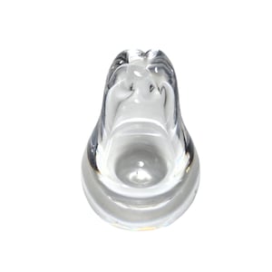 Könnte beinhalten: Ein klares, farbloses Glasobjekt mit einer glatten, abgerundeten Basis und einem sich verjüngenden, aufrechten Oberteil mit einer zentralen Vertiefung. Das Glas ist transparent und massiv, mit einer polierten Oberfläche.
