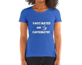 Gevaccineerd en cafeïnevrij Grappig Covid Shot Coffee Tee Nurse Life College Student Ladies' Short Sleeve Crew Neck T-Shirt