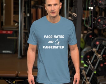 Gevaccineerd en cafeïnehoudend Grappig Covid Shot Coffee Tee Nurse Life College Student Korte Mouwen Unisex T-Shirt Geweldig cadeau