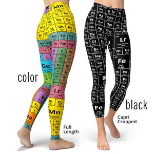Puede incluir: Dos pares de leggings con estampado de tabla periódica. Un par es negro con texto blanco y es de longitud capri. El otro par es de longitud completa y tiene un estampado de tabla periódica colorido.