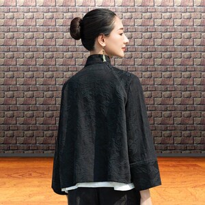 This black floral jacquard linen jacket offers a structured yet breathable layer for the autumn transition, blending traditional frog button details with modern fit. This piece uses the natural weight of flax linen. The "Deep Carbon Black" isn't a flat dye; the tonal jacquard weave adds a subtle dimension that becomes visible as you move. Functions as a soft blazer for the office or a meditative outer layer for weekend outings.