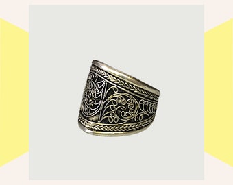 Ethnic silver tone floral ring band for men, pointer finger, Filigree pattern, adjustable, handcrafted Nepal unisex cultural jewelry