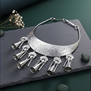 Silberfarbene Tribal-Torque-Halskette, Hmong-inspirierter Blumen-Crescent-Kragen mit Glöckchen, Boho-Ethno-Schmuck