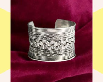 貴重 チュニジア カフブレスレット アンティーク 民芸品 シルバー 刻印あり 貴重 チュニジア カフブレスレット アンティーク 民芸品